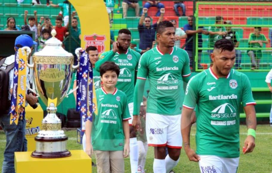 La salida de los jugadores del Marathón al campo del Yankel Rosenthal para enfrentar al Vida.