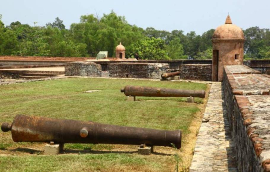 Con sus cañones apuntando al Caribe, la fortaleza de San Fernando de Omoa es una joya de la época de la conquista.