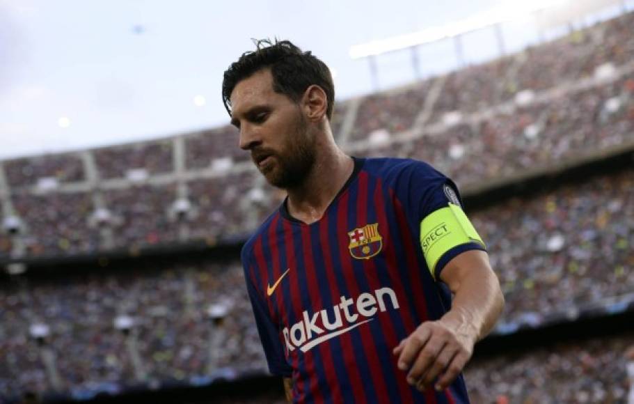 Messi luciendo la barba y con el gafete de capitán en el juego frente al PSV.