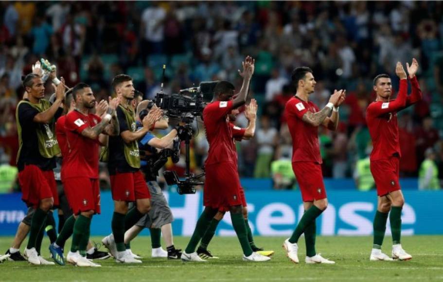 Los jugadores de Portugal agradecen el apoyo de sus aficionados. Foto AFP