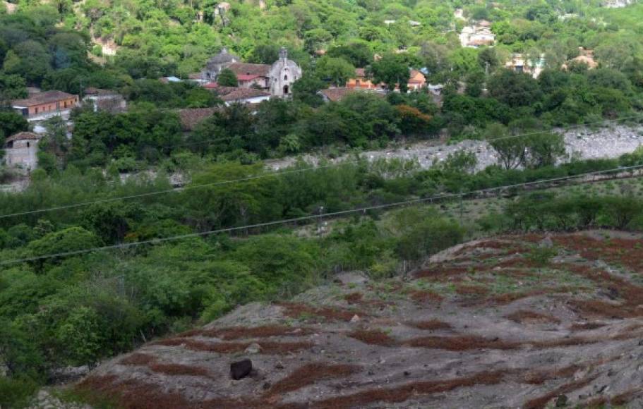 La tierra no está apta para el cultivo. Muchas personas están migrando hacia otras ciudades.