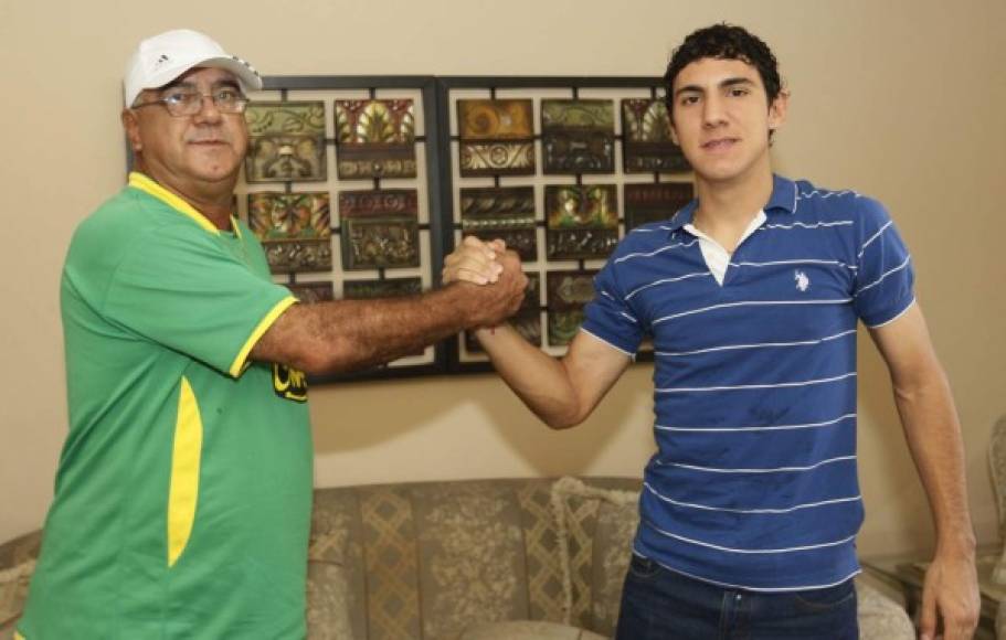 Vicente Viera ha hecho en Honduras su vida. Aquí el uruguayo con su hijo hondureño.