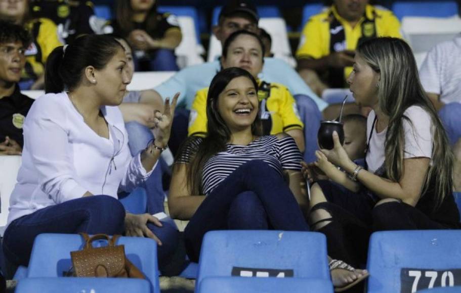 En las graderías del estadio Morazán se hicieron presente varias damas guapas.