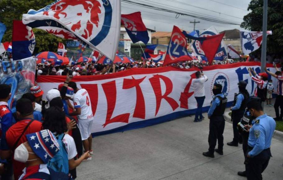 La Ultra Fiel llegó a la concentración del Olimpia para darle el apoyo a la plantila.