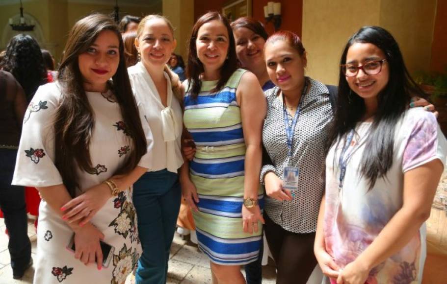 Gennie Ramos, Fanny Paredes, Patty Moncada, Paola Laínez, Alejandra Soler y Stephanie Castor.