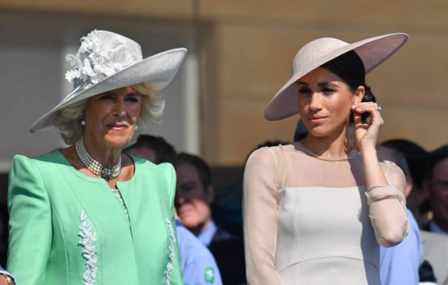 Se espera que la gente haga una reverencia a la nueva duquesa de Sussex y llame a su señora en la fiesta en el jardín del palacio de Buckingham.