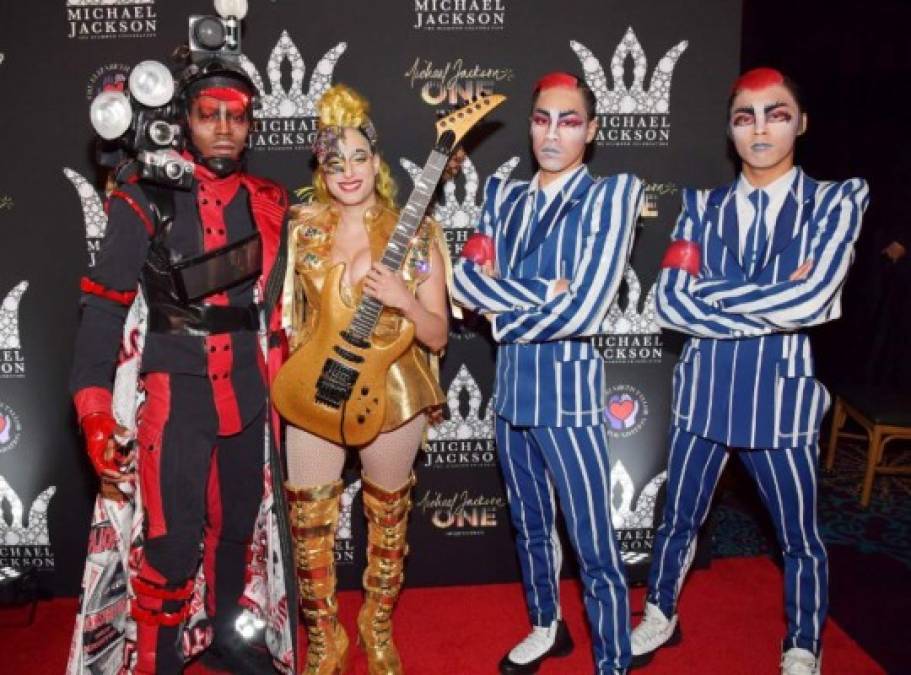 La alfombra roja del evento se llenó de famosos de la música, los deportes, el cine y la televisión que compartían las formas en que Jackson los inspiró.<br/><br/><br/>En foto artistas del show 'Michael Jackson ONE by Cirque du Soleil'.