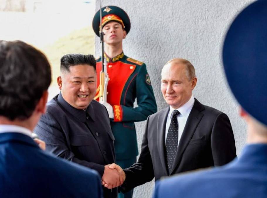 En pleno bloqueo diplomático con Estados Unidos, el líder norcoreano Kim Jong Un buscó el apoyo del presidente ruso Vladimir Putin, con quien se reunió por primera vez este jueves en una histórica cumbre en la que establecieron una nueva alianza diplomática que enciende las alertas en la Casa Blanca.