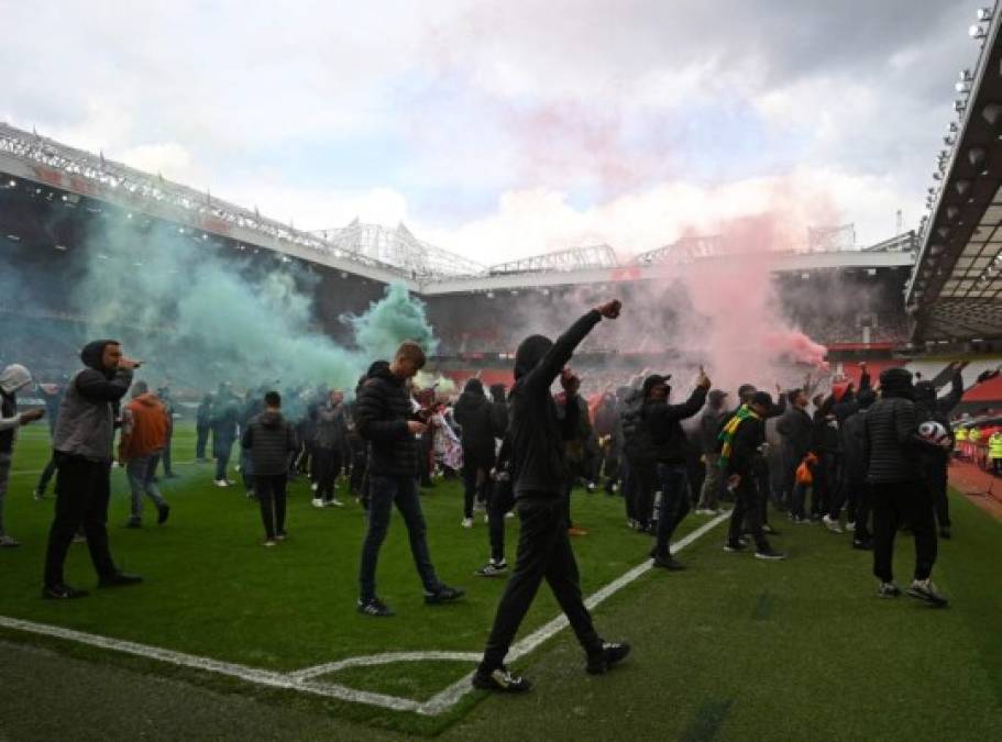 Los jugadores y el cuerpo técnico no se encontraban en el estadio en ese momento y se les recomendó permanecer en los hoteles.<br/><br/>