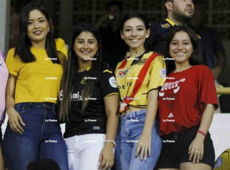 Las chicas llegaron al estadio Morazán para disfrutar del Real España vs Olimpia, lamentablemente al final vivieron algunos momentos de angustia por el caos que se originó.
