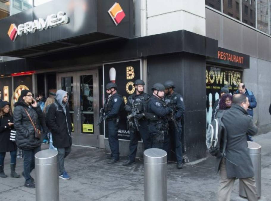 El ataque fue perpetrado en un túnel que conecta dos estaciones de metro cerca de Times Square, uno de los mayores centros neurálgicos del transporte de Nueva York, a la hora en que millones de neoyorquinos utilizan el transporte público para trasladarse a sus empleos.