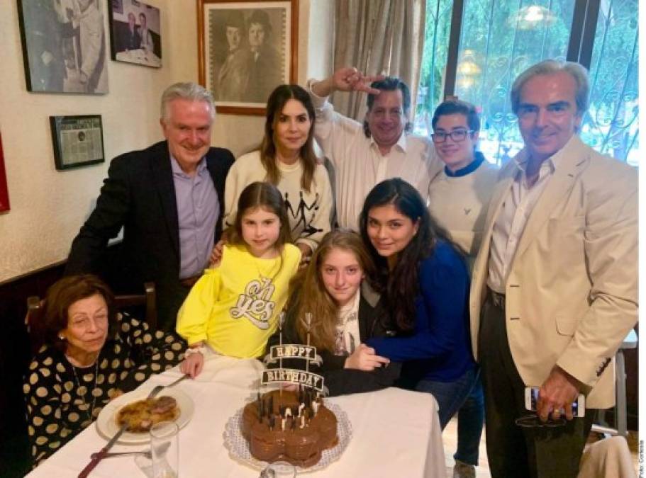 Constanza estuvo bien arropada por el cariño de su papá, de la esposa de éste, Paulina Velasco, así como de sus dos hijas, Paulina y Miranda, hermanas de Constanza, comentó Víctor González.<br/>