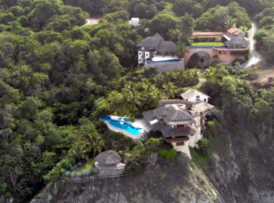 Lozoya también compró una lujosa mansión valorada en 38 millones de pesos en la capital mexicana. En esta residencia es donde supuestamente pactaba negocios ilegales con la compañía brasileña, Odebrecht, según las autoridades mexicanas.