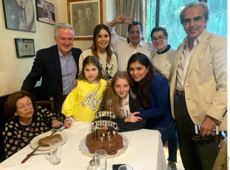 También estuvo presente el viudo de Edith, el economista Lorenzo Lazo, quien siempre ha mantenido una buena relación con la joven.; abuelita y el resto de la familia.