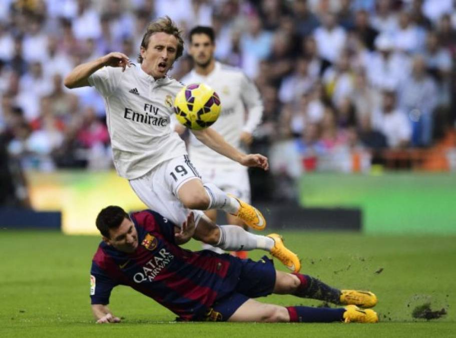 Lionel Messi le comete una falta al croata Luka Modric.