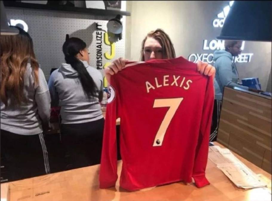 Alexis Sánchez tiene pie y medio fuera del Arsenal y todo hace indicar que su destino será el Manchester United. La última noticia de su futuro es que en Manchester ya compran la camiseta del chileno con el 7 de los Diablos Rojos.