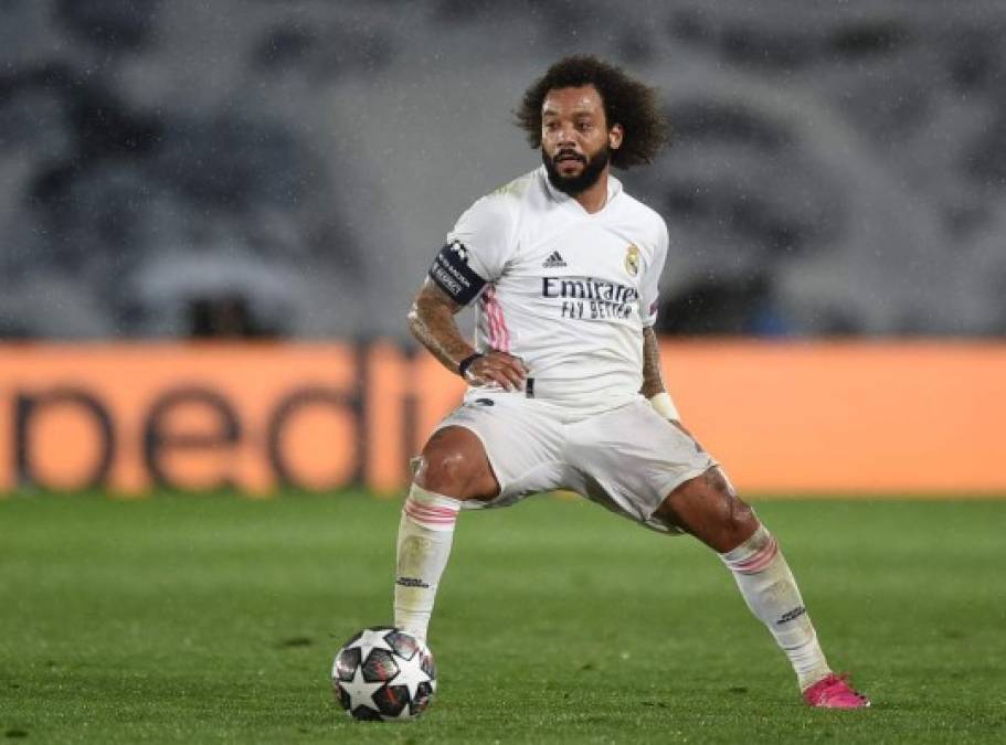 Se confirma el futuro de Marcelo. Según el periodista italiano Fabrizio Romano, especialista en el mercado de fichajes, el entrenador del Real Madrid, Carlo Ancelotti, considera al brasileño un futbolista clave en su equipo. Además, la directiva nunca tuvo la intención de vender al lateral izquierdo y saben que será importante para el italiano. Por otro lado, Marcelo está contento por quedarse en el conjunto madridista y será capitán la próxima temporada.<br/><br/>Foto - AFP