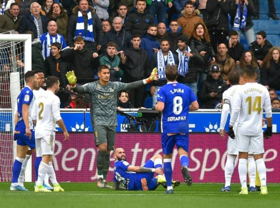 El portero francés Alphonse Areola, novedad en el 11 titular, reclamando al árbitro del partido.