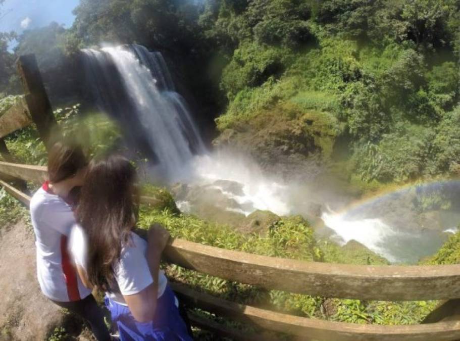 El mirador en las cataratas de Pulhapanzak ofrece una vista inigualable de la caída de agua.