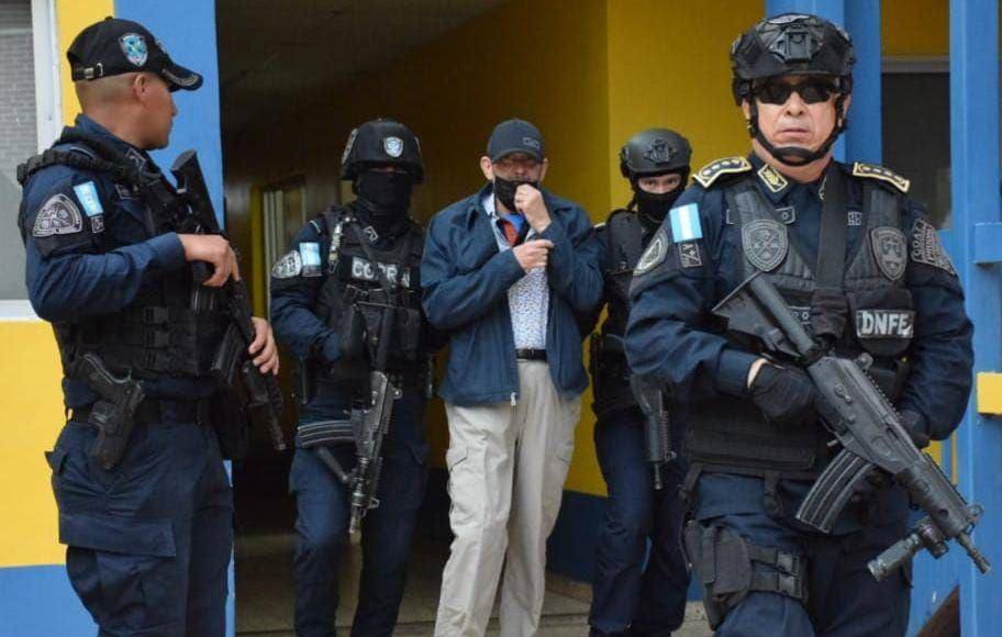 Cosenza, de 65 años, fue trasladado desde la Dirección Nacional de Fuerzas Especiales al Aeropuerto Internacional Palmerola, en el centro del país, donde fue entregado a agentes estadounidenses, indicó la Policía hondureña en un comunicado.