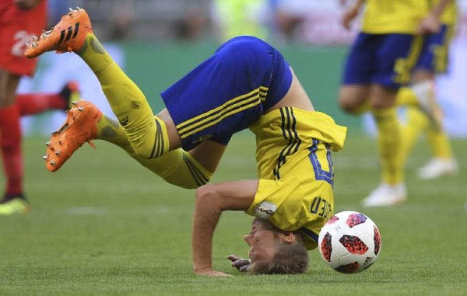 El sueco Ola Toivonen dejó una imagen peculiar en el encuentro entre Inglaterra vs Suecia