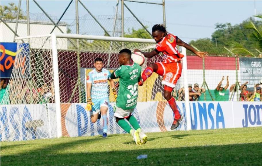 Chestyn Onofre, en su intento por despejar el balón, lo estrelló en Edwin Solano y la pelota tomó dirección de portería...