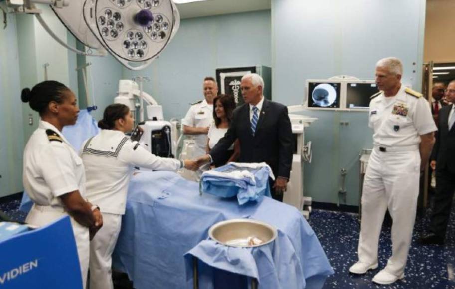 El vicepresidente de EEUU, Mike Pence, realizó la semana pasada un recorrido por el buque hospital.