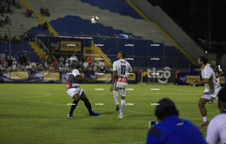 En el inicio del partido el astro brasileño Rivaldo mostró su magia ante el zaguero hondureño Samuel Caballero.