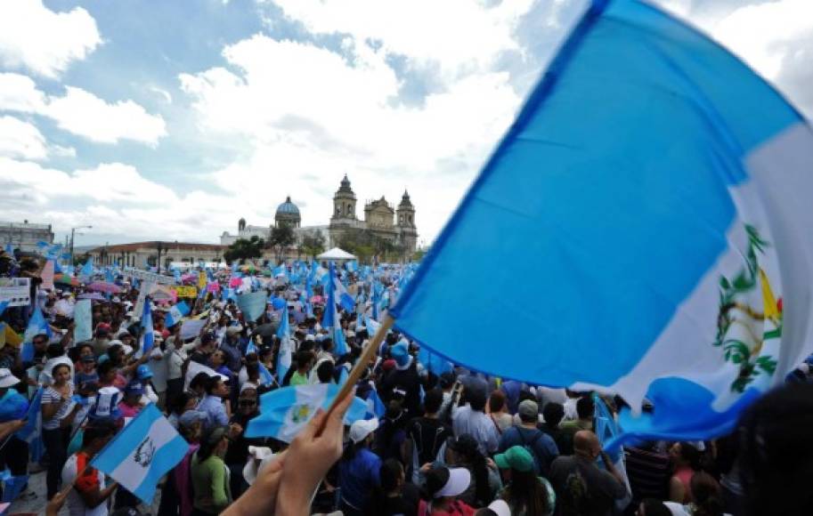 Miles de guatemaltecos, liderados por los estudiantes universitarios, decidieron no reconocer a Otto Pérez Molina como actual presidente del país y le exigen su inmediata renuncia.<br/>