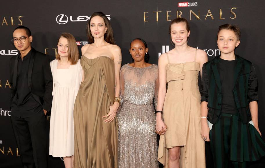 Jolie estuvo acompañada en el estreno de “Eternals” por sus hijos Maddox, Vivienne, Knox, Shiloh y Zahara.