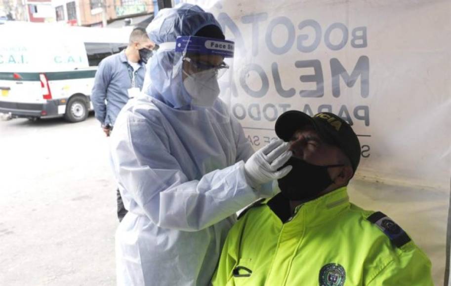 El presidente colombiano, Iván Duque, dijo ayer que mantener encerrada a la población hasta que se logre una vacuna contra el COVID-19 no es una 'opción viable', por lo que pidió a la ciudadanía aprender a convivir con el coronavirus.