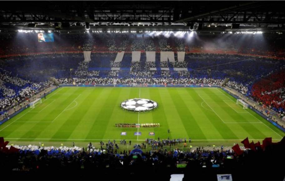 El espectacular mosaico de los aficionados del Lyon antes del inicio del partido en el estadio Parc Olympique Lyonnais.