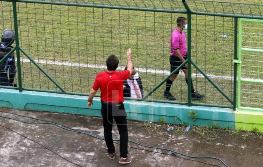 El técnico del Marathón estuvo dando indicaciones desde las gradas y eso le podría costar una sanción.