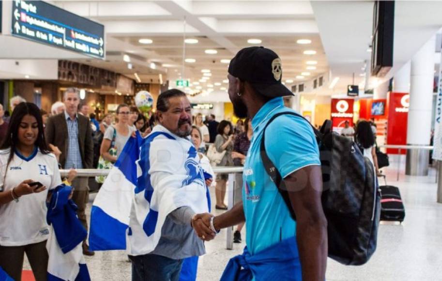 Johnny Palacios estrecha la mano de un compatriota.