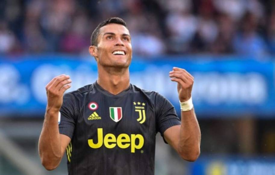 Juventus' Portuguese forward Cristiano Ronaldo reacts after missing a shot during the Italian Serie A football match AC Chievo vs Juventus at the Marcantonio-Bentegodi stadium in Verona on August 18, 2018. / AFP PHOTO / Alberto PIZZOLI