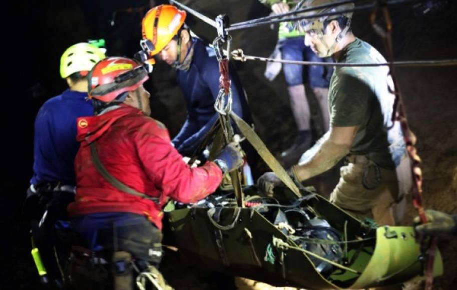 El 2 de julio, los buzos británicos John Volanthen y Rick Stanton les encontraron a cuatro kilómetros en el interior de la cueva.<br/><br/>Uno de los 'jabatos' describió hoy ese momento, después de nueve días sin alimentos y a oscuras, como 'milagroso'.<br/>