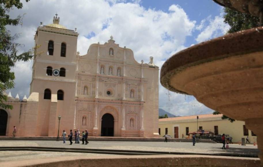 Cientos de turistas nacionales y extranjeros llegan cada año a la catedral de Comayagua.