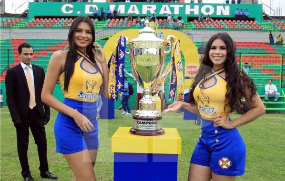 La Copa que ganará el campeón del Torneo Apertura 2019 llegó al estadio Yankel Rosenthal bien acompañada de dos bellas modelos.