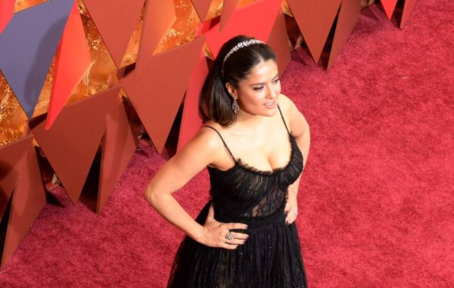 La mexicana Salma Hayek recibió buenas críticas por su atuendo, aunque su peinado dejó mucho que desear.