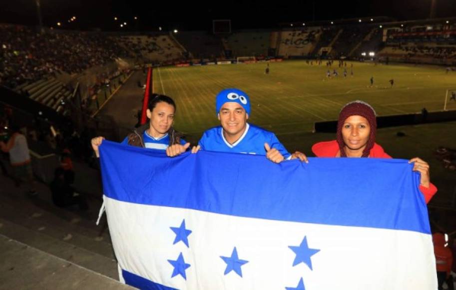 La afición hondureña respondió y llegó a apoyar a la Selección de Honduras en el estadio Nacional.