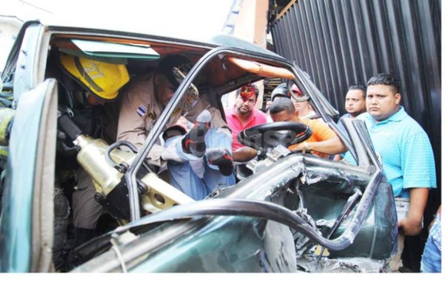 Un camión colisionó este lunes contra una unidad de transporte en el barrio Medina de San Pedro Sula, zona norte de Honduras.<br/><br/>Dos personas quedaron atrapadas en el amasijo de hierro y rescatadas posteriormente por elementos del Cuerpo de Bomberos.