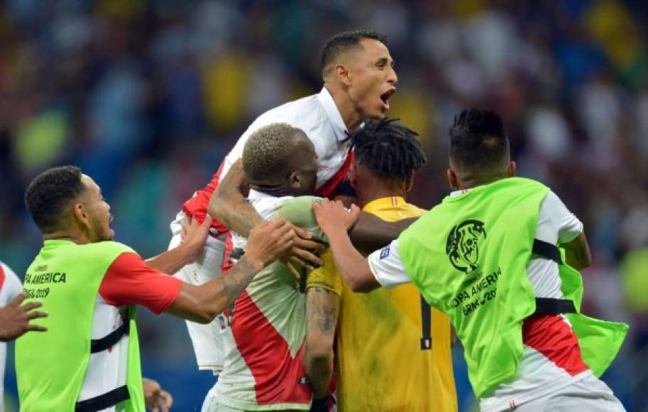 Los jugadores de Perú se fueron encima del portero Pedro Gallese para celebrar el triunfo.