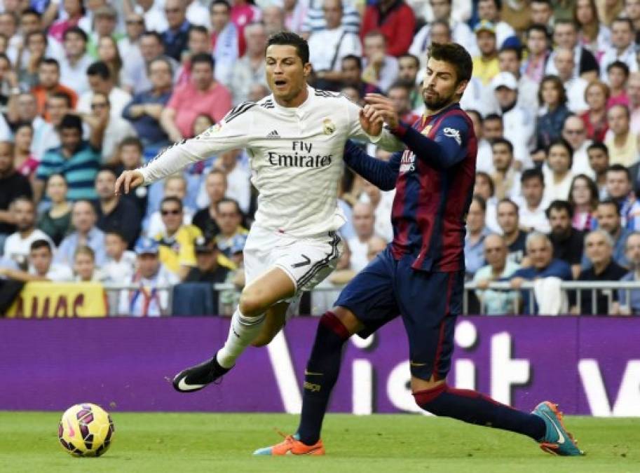 Cristiano Ronaldo choca con Gerard Piqué y cae en el área. En esta jugada pidieron penal que no hubo.