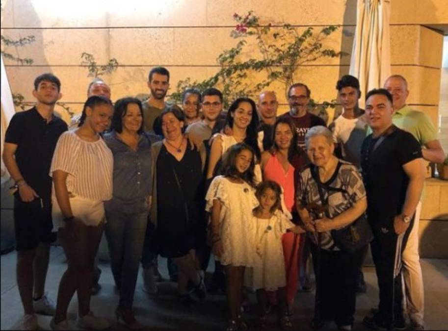 Antes de ir a Grecia, Adamari López y su hija le dedicaron unos días a la familia de Toni Costa en España.<br/><br/>