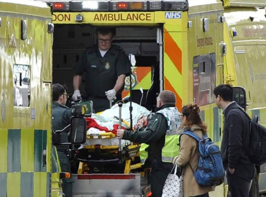 Un hombre atropelló este miércoles a varios peatones y luego acuchilló a un policía frente al Parlamento británico, antes de ser abatido a disparos, en un ataque 'terrorista', que hasta el momento ha dejado cuatro personas muertas y más de 20 heridos, informó la policía.
