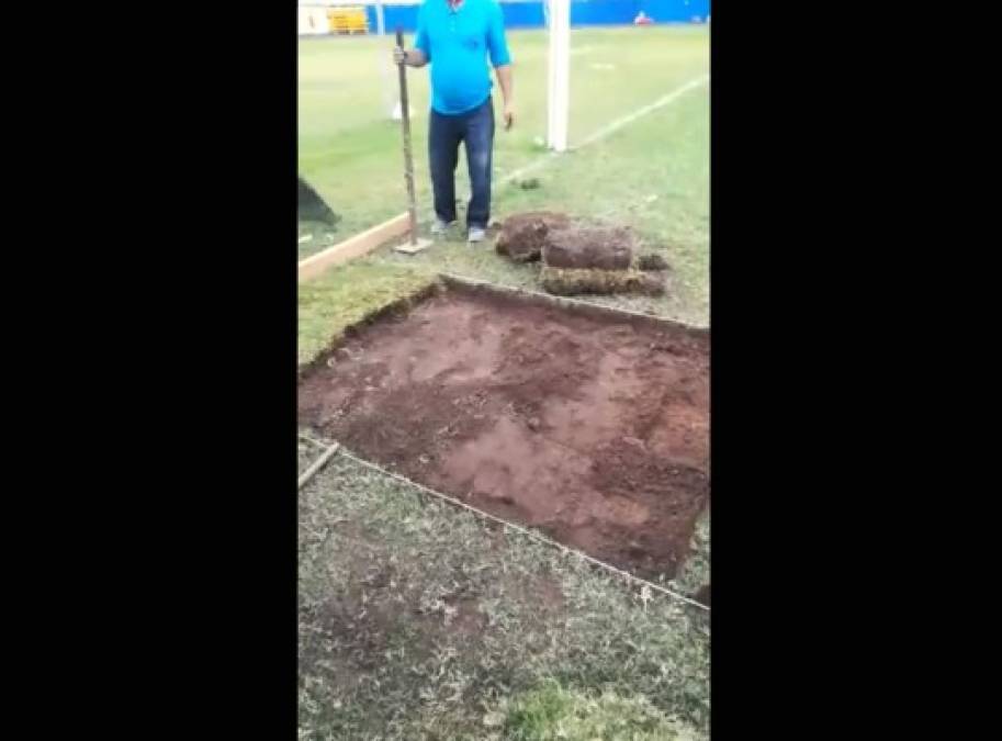 La grama del estadio Nacional sigue en malas condiciones y le hacen algunos retoques para intentar mejorarla en este campeonato Apertura 2021.