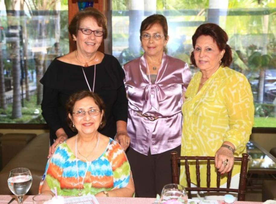 Luz Hernández, Isabel Zapata, Alba Luz Rogel con Milagro Melgar.