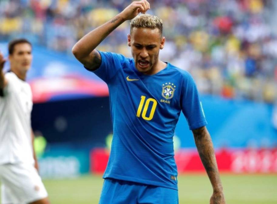 MUN24-100. SAN PETERSBURGO (RUSIA), 22/06/2018.- El delantero brasileño Neymar reacciona durante el partido Brasil-Costa Rica, del Grupo E del Mundial de Fútbol de Rusia 2018, en el Estadio de San Petersburgo de San Petersburgo, Rusia, hoy 22 de junio de 2018 (RUSSIA SOCCER FIFA WORLD CUP, Brazil, Costa Rica, Saint Petersburg). EFE/Juan Herrero [ATENCIÓN EDITORES: Sólo Uso editorial. Prohibido su uso en referencia con entidad comercial alguna. Prohibido su uso en alertas, descargas o mensajería multimedia en móviles. Las imágenes deberán aparecer como fotografías congeladas y no podrán emular la acción del juego mediante secuencias o fotomontajes. Ninguna imagen publicada podrá ser alterada, mediante texto o imagen superpuesta, en el caso de que (a) intencionalmente oculte o elimine el logotipo de un patrocinador o (b) añada y/o cubra la identificación comercial de terceras partes que no esté oficialmente asociada con la Copa Mundial de la FIFA.]