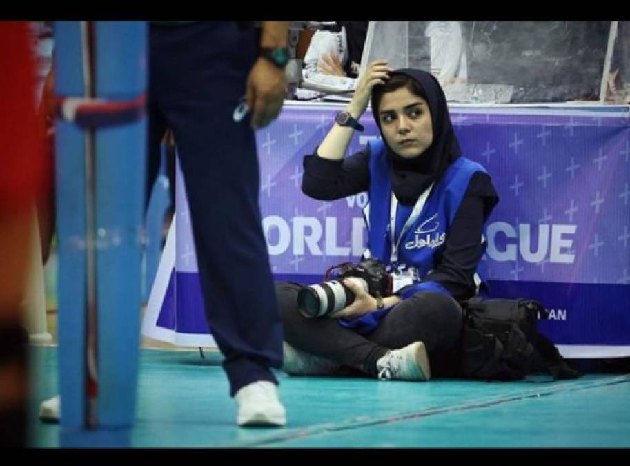 En Irán está prohibido que las mujeres ingresen a los estadios donde juegan hombres; sin embargo, esta joven se las ingenió para cubrir un partido.
