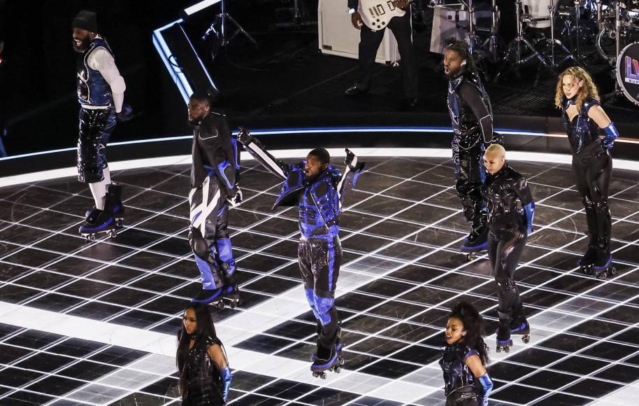 Posteriormente, Usher cambió su vestuario blanco por uno que mezclaba el morado con negro, además de ponerse patines para realizar una coreografía de primer nivel. 